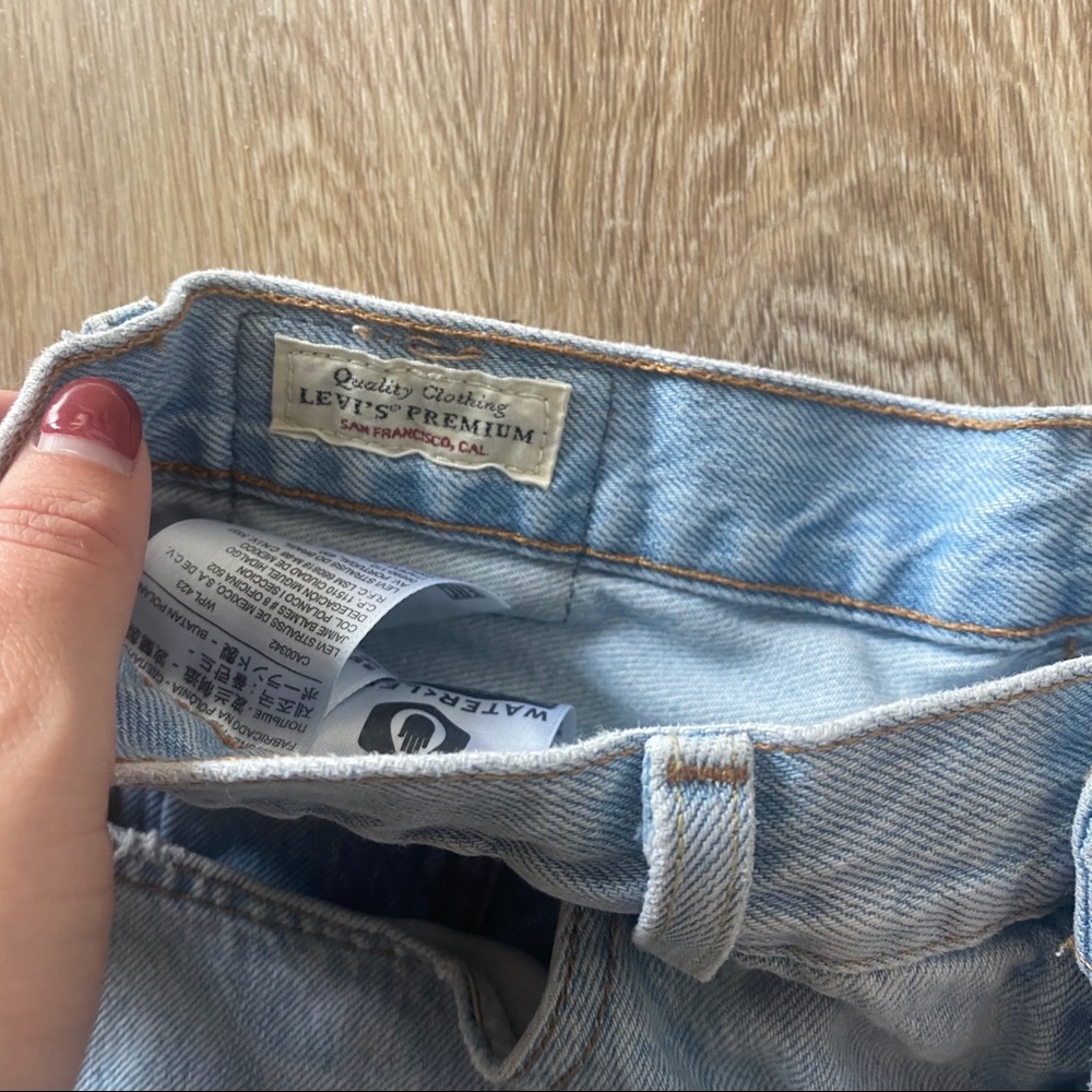 2 Levi cut off Jean shorts - Picture 4 of 7